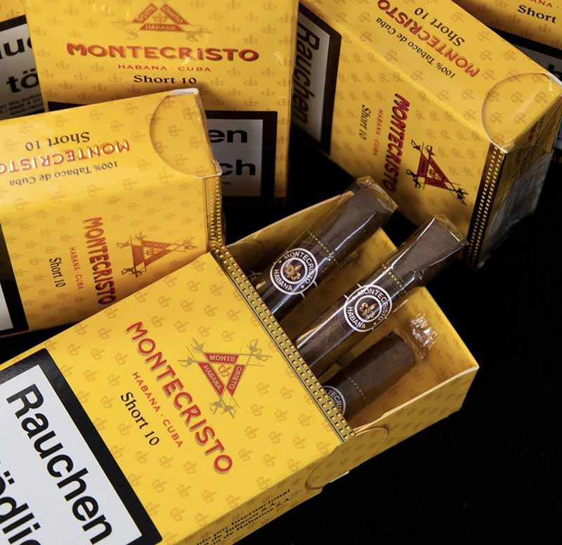 Xì gà Montecristo Short có vị cay đặc trưng, vẻ ngoài đẹp mắt