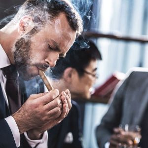 Hút xì gà có hại không? Chia sẻ kinh nghiệm hút xì gà đúng chuẩn